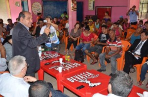 Uchoa conversa com população sobre obras