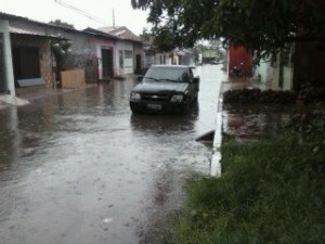 Alagamento de via no Coroado se estende até a Africanos