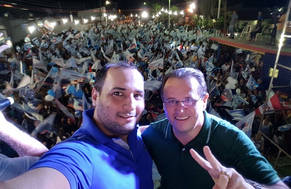 Rodrigo Oliveira ao lado do deputado Stênio Rezende