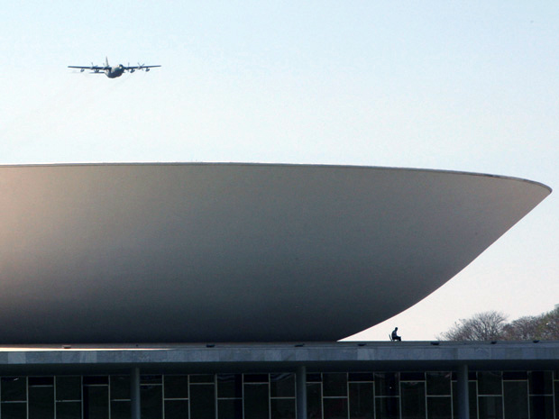 DF - ENSAIO/SEMANA DA PÁTRIA - POLÍTICA - Aviões militares realizam ensaio para as comemorações da Semana da Pátria na Esplanada dos Ministérios, <a href=